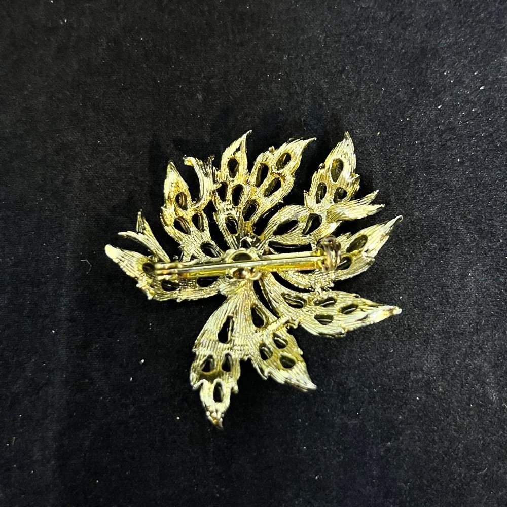 Vintage Gold Tone Leaf Clip On Earrings And Brooch Set (3548) - Picture 3 of 5